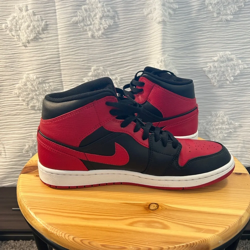 Jordan 1 Mid Banned (2020) - Picture 7 of 9